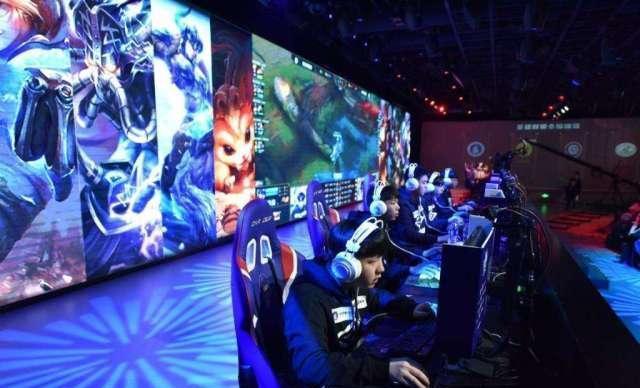 荣耀时刻，皇马赛前在伯纳乌展示欧超杯冠军奖杯